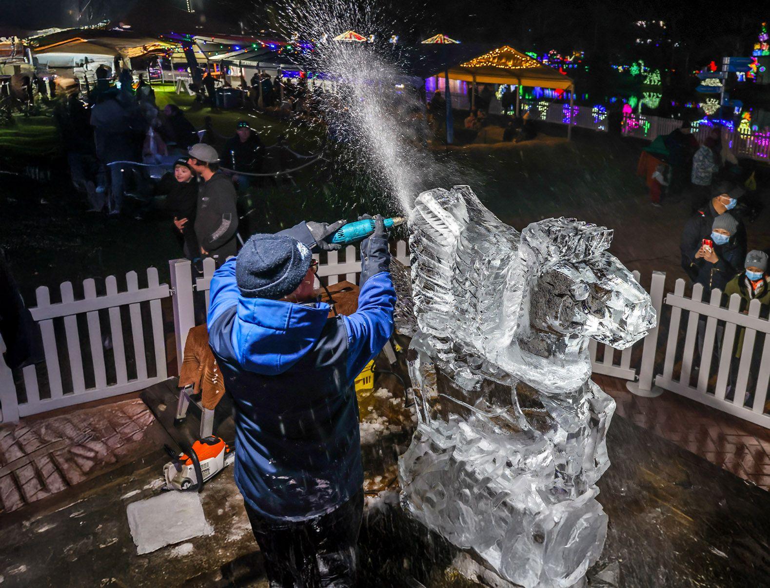 See ice sculpting world champions in action background